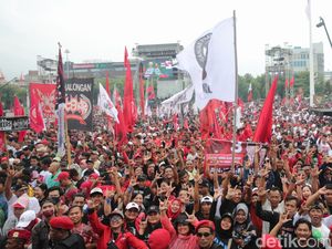 Ribuan Massa Pendukung Ganjar-Mahfud Padati Simpang Lima Semarang Ribuan Massa Pendukung Ganjar-Mahfud Padati Simpang Lima Semarang