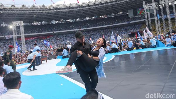 Saat Panas Terik Bikin Pendukung Prabowo-Gibran Berjatuhan