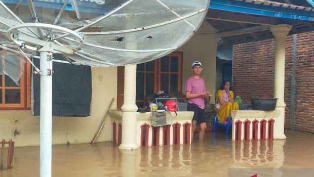 Salah satu rumah warga yang diterjang banjir di Kabupaten Sumbawa, NTB, Jumat (9/2). (ANTARA/BPBD Kabupaten Sumbawa).