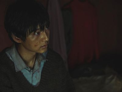 7 Foto Song Joong Ki Jadi Pembelot Korea Utara