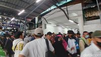 Foto: Padatnya Stasiun Kampung Bandan Jelang Kampanye Akbar AMIN di JIS