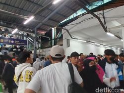 Foto: Padatnya Stasiun Kampung Bandan Jelang Kampanye Akbar AMIN di JIS