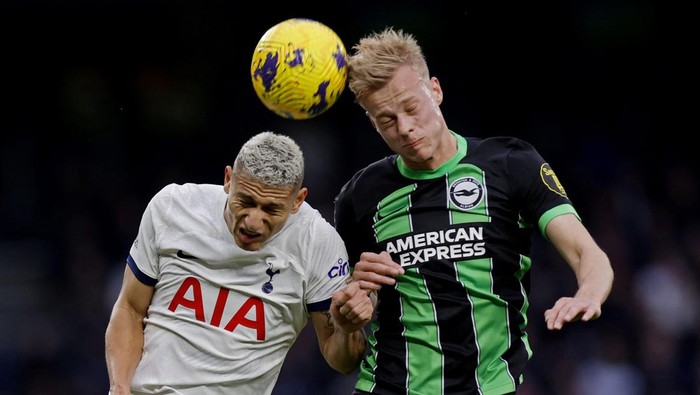 Soccer Football - Premier League - Tottenham Hotspur v Brighton & Hove Albion - Tottenham Hotspur Stadium, London, Britain - February 10, 2024 Tottenham Hotspurs Richarlison in action with Brighton & Hove Albions Jan Paul van Hecke Action Images via Reuters/Andrew Couldridge NO USE WITH UNAUTHORIZED AUDIO, VIDEO, DATA, FIXTURE LISTS, CLUB/LEAGUE LOGOS OR LIVE SERVICES. ONLINE IN-MATCH USE LIMITED TO 45 IMAGES, NO VIDEO EMULATION. NO USE IN BETTING, GAMES OR SINGLE CLUB/LEAGUE/PLAYER PUBLICATIONS.