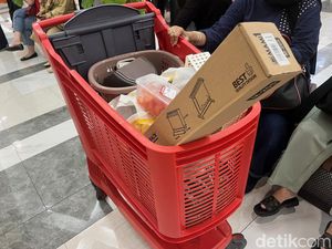 Warga Yogyakarta Ini Borong Keperluan Kos buat Anak di Transmart Full Day Sale
