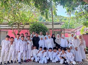 Kisah Anggota Brimob Polda NTB Bangun Sekolah Gratis di Senggigi