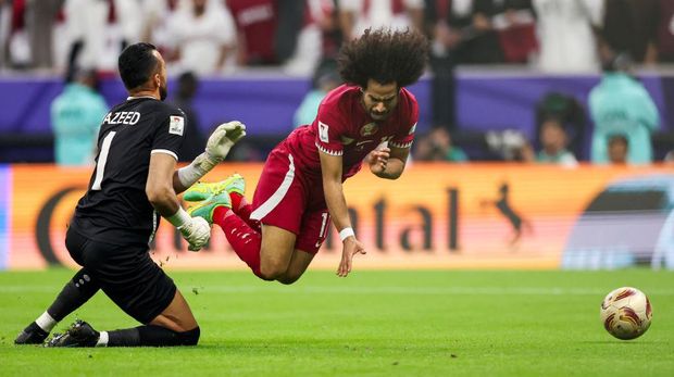 LUSAIL CITY, QATAR - FEBRUARY 10: Akram Afif of Qatar is fouled by Yazeed Abulaila of Jordan leading to penalty decision during the AFC Asian Cup final match between Jordan and Qatar at Lusail Stadium on February 10, 2024 in Lusail City, Qatar. (Photo by Robert Cianflone/Getty Images)
