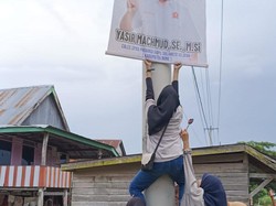 Anggota Panwascam di Bone Panjat Tiang Listrik Tertibkan APK Saat Masa Tenang