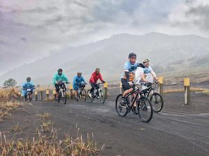 Asyiknya Bersepeda Menyusuri Lautan Pasir Bromo