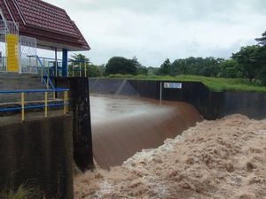 Kondisi Sungai Bendung Pamukkulu Takalar Naik Status Waspada!