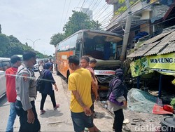 Bus Moedah Tabrak Tiang Listrik dan Warung di Pertigaan Sumlaran Lamongan