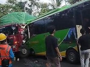 Bus Vs Fuso di Tanjakan Sedayu Lampung, Penumpang Histeris Bus Vs Fuso di Tanjakan Sedayu Lampung, Penumpang Histeris