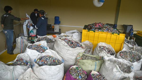 Daur Ulang Sampah APK Pemilu 2024 di Bogor