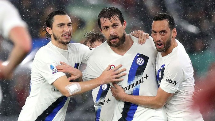 ROME, ITALY - FEBRUARY 10: Francesco Acerbi of FC Internazionale celebrates scoring his teams first goal with teammates Hakan Calhanoglu and Matteo Darmian during the Serie A TIM match between AS Roma and FC Internazionale at Stadio Olimpico on February 10, 2024 in Rome, Italy. (Photo by Paolo Bruno/Getty Images)