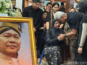 Ganjar Sempat Mengira Blacius Subono Tengah Akting Saat Jatuh di Panggung Ganjar Sempat Mengira Blacius Subono Tengah Akting Saat Jatuh di Panggung