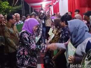 Khofifah Serahkan PLTS Atap ke Puluhan Ponpes-UMKM se-Jatim di Probolinggo Khofifah Serahkan PLTS Atap ke Puluhan Ponpes-UMKM se-Jatim di Probolinggo