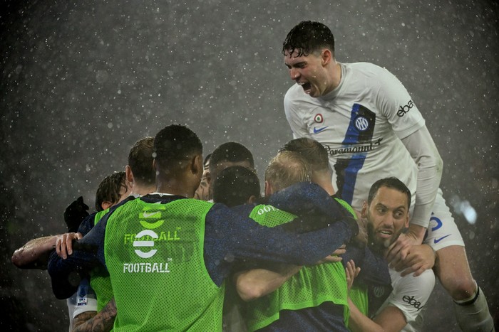 Soccer Football - Serie A - AS Roma v Inter Milan - Stadio Olimpico, Rome, Italy - February 10, 2024 Inter Milan players celebrate after AS Romas Angelino scores an own goal and third for Inter Milan REUTERS/Alberto Lingria