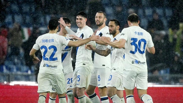 Soccer Football - Serie A - AS Roma v Inter Milan - Stadio Olimpico, Rome, Italy - February 10, 2024 Inter Milans Alessandro Bastoni celebrates after the match with teammates REUTERS/Alberto Lingria