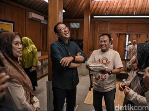 Isi Masa Tenang, Anies Reuni Bareng Teman SMA di Kediamannya