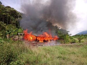Kecewa TPS Dipindahkan, Warga di Paniai Bakar Kantor Distrik Baya Biru Kecewa TPS Dipindahkan, Warga di Paniai Bakar Kantor Distrik Baya Biru
