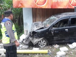 Diduga Rem Blong, Avanza Sarat Penumpang Tabrak 2 Warung di Purbalingga
