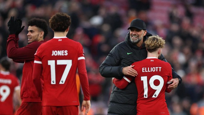 Soccer Football - Premier League - Liverpool v Burnley - Anfield, Liverpool, Britain - February 10, 2024 Liverpool manager Juergen Klopp celebrates with Harvey Elliott after the match REUTERS/Phil Noble NO USE WITH UNAUTHORIZED AUDIO, VIDEO, DATA, FIXTURE LISTS, CLUB/LEAGUE LOGOS OR LIVE SERVICES. ONLINE IN-MATCH USE LIMITED TO 45 IMAGES, NO VIDEO EMULATION. NO USE IN BETTING, GAMES OR SINGLE CLUB/LEAGUE/PLAYER PUBLICATIONS.
