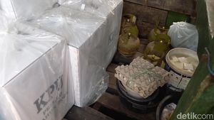 Potret Pengiriman Logistik Pemilu ke Pulau Mandangin Bareng Sembako