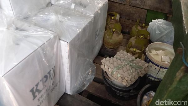 Potret Pengiriman Logistik Pemilu ke Pulau Mandangin Bareng Sembako