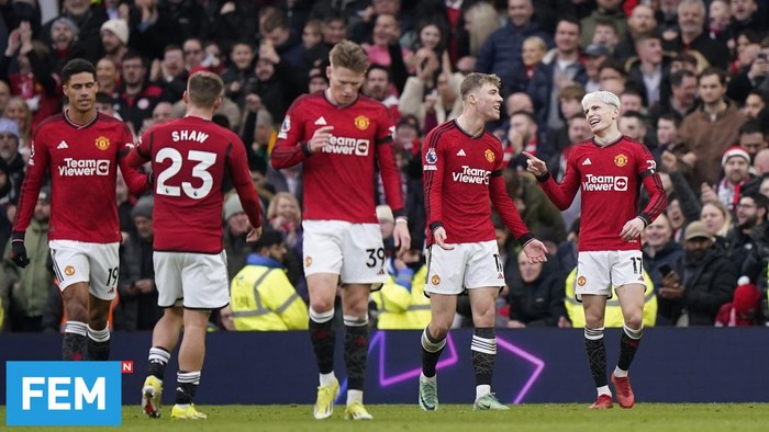 Manchester Uniteds Alejandro Garnacho, right, celebrates after scoring his sides third goal during the English Premier League soccer match between Manchester United and West Ham United at the Old Trafford stadium in Manchester, England, Sunday, Feb. 4, 2024. (AP Photo/Dave Thompson)