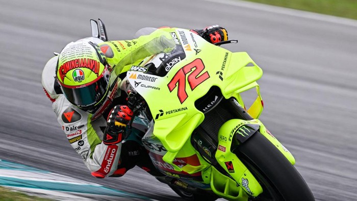 MArco Bezzecchi menabrak Maverick Vinales di sprint race MotoGP Australia 2024, Jorge Martin menang. (Foto: AFP/MOHD RASFAN)