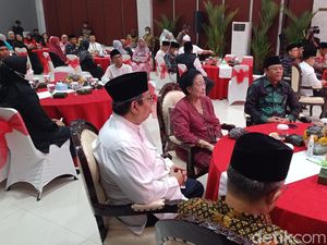 Megawati Hadiri Isra Miraj di Masjid At-Taufiq Lenteng Agung Megawati Hadiri Isra Miraj di Masjid At-Taufiq Lenteng Agung