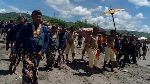 Melihat Prosesi Labuhan di Pantai Parangkusumo