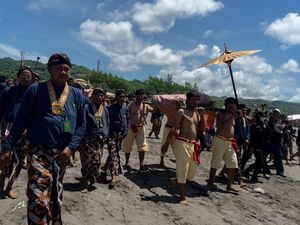 Melihat Prosesi Labuhan di Pantai Parangkusumo