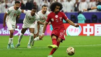 Afif menjadi pahlawan Qatar saat mengalahkan Yordania di final Piala Asia 2023. Di Lusail Stadium, Doha, Sabtu (10/2/2024), pemain Al Sadd itu mencetak tiga gol dalam kemenangan 3-1 The Maroons. REUTERS/MOLLY DARLINGTON