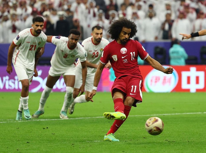 Akram Afif menjadi bintang kemenangan Qatar atas Yordania di final Piala Asia 2023. Selain hat-trick, bintang 27 tahun itu bikin trik sulap yang bikin heboh.