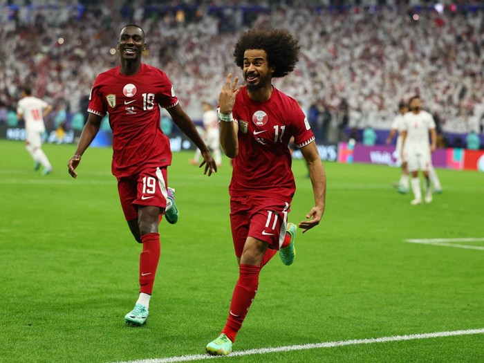 Akram Afif menjadi bintang kemenangan Qatar atas Yordania di final Piala Asia 2023. Selain hat-trick, bintang 27 tahun itu bikin trik sulap yang bikin heboh.