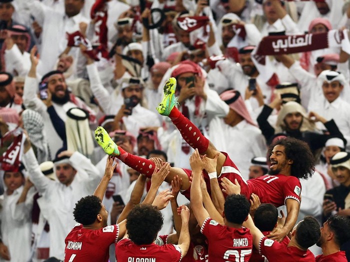 Akram Afif menjadi bintang kemenangan Qatar atas Yordania di final Piala Asia 2023. Selain hat-trick, bintang 27 tahun itu bikin trik sulap yang bikin heboh.