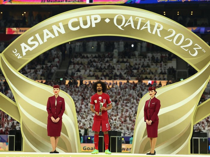 Akram Afif menjadi bintang kemenangan Qatar atas Yordania di final Piala Asia 2023. Selain hat-trick, bintang 27 tahun itu bikin trik sulap yang bikin heboh.