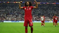Usai membawa Qatar unggul 1-0 lewat penalti, Afif membuat perayaan gol dengan unik. Pemain berambut kribo itu membuat trik sulap. REUTERS/MOLLY DARLINGTON