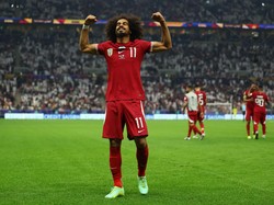 Usai membawa Qatar unggul 1-0 lewat penalti, Afif membuat perayaan gol dengan unik. Pemain berambut kribo itu membuat trik sulap. REUTERS/MOLLY DARLINGTON