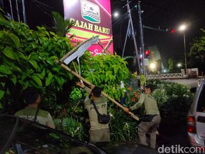 Penertiban APK Pilkada di Surabaya Dimulai Minggu Dini Hari Saat Masa Tenang Penertiban APK Pilkada di Surabaya Dimulai Minggu Dini Hari Saat Masa Tenang