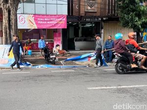 Aksi Satpol PP Denpasar Copot APK yang Masih Bertebaran di Masa Tenang