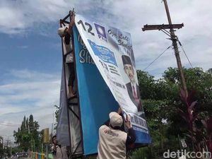 Aksi Bawaslu Lamongan Panjat-Robohkan APK di Masa Tenang Kampanye