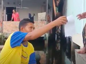 Terdampak Banjir, Warga di Jambi Dijemput dengan Perahu ke TPS Terdampak Banjir, Warga di Jambi Dijemput dengan Perahu ke TPS