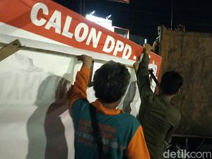 Bawaslu Palembang Tertibkan APK, Banner-Poster yang Dilepas Tidak Bisa Diambil