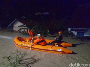 Banjir Rendam Permukiman di Sumedang, Ketinggian Capai 3 Meter Banjir Rendam Permukiman di Sumedang, Ketinggian Capai 3 Meter