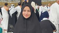 Masyaallah, Prilly Latuconsina Bersyukur Umrah Bareng Keluarga dan Karyawan