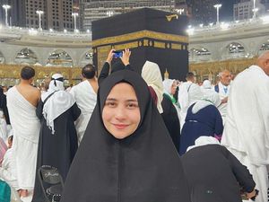Masyaallah, Prilly Latuconsina Bersyukur Umrah Bareng Keluarga dan Karyawan