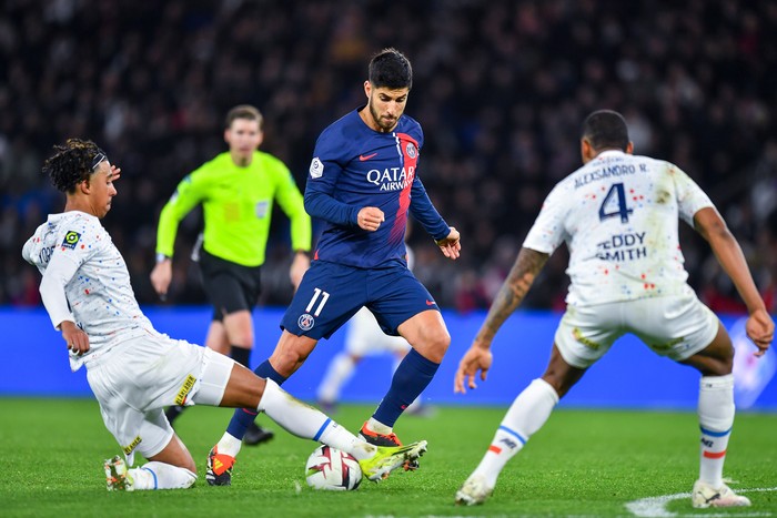 psg paris saint-gernain psg vs lille paris saint gernain vs lille liga prancis ligue 1 marco asensio  Marco Asensio of PSG controls the ball whilst under pressure from Leny Yoro and Alexsandro Ribeiro of Lille OSC during the Ligue 1 Uber Eats match between Paris Saint-Germain and Lille OSC at Parc des Princes on February 10, 2024 in Paris, France. (Photo by Franco Arland/Getty Images)