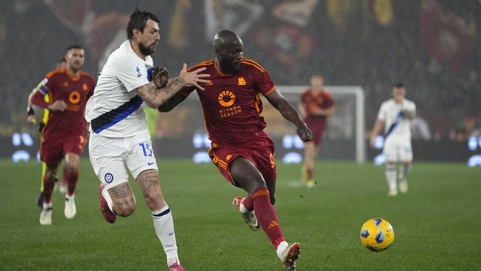 Inter Milans Francesco Acerbi, left, and Romas Romelu Lukaku vie for the ball during the Italian Serie A soccer match between Roma and Inter Milan at Romes Olympic stadium, Saturday, Feb. 10, 2024. (AP Photo/Alessandra Tarantino)