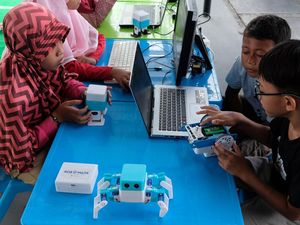 Serunya Anak-anak di Denpasar Belajar Merakit Robot